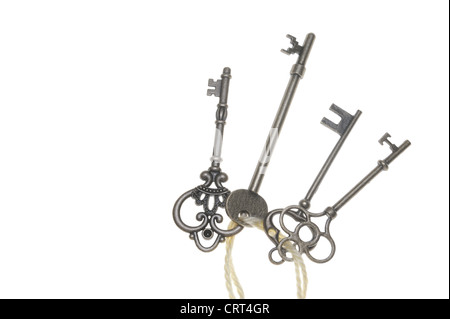 Gruppo di vecchie chiavi isolati su sfondo bianco Foto Stock