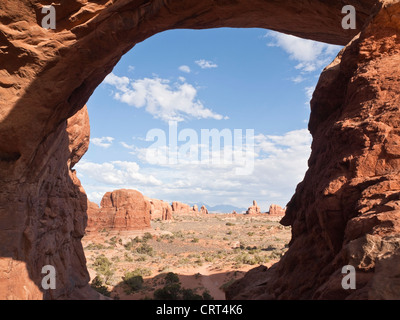 Vista attraverso il doppio arco in Utah Arches National Park. Foto Stock