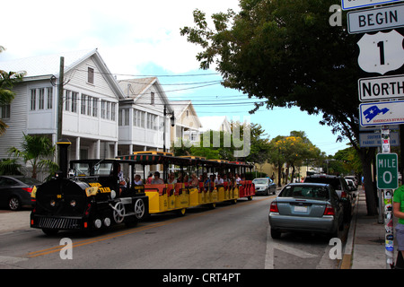 Miglio zero della US Route 1 a Key West, Florida, Stati Uniti d'America che mostra il Conch Train Tour Foto Stock