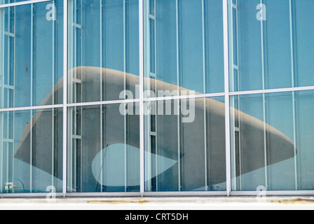 La riflessione della scultura 'Signal' da Henri Georges Adam nella finestra del Museo di Arte Moderna di Le Havre, Normandia Foto Stock