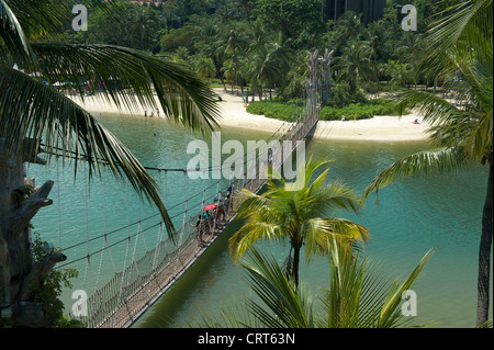 Piede oscillante ponte che collega Palawan Beach sull'isola di Sentosa al punto più meridionale del continente asiatico, Singapore Foto Stock