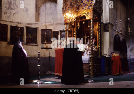 Una cerimonia religiosa si svolge nella chiesa della Natività, che detiene il significato storico per il latino, greco-ortodossa, il francescano, e la Chiesa armena. Betlemme Cisgiordania Territori Palestinesi e Israele Foto Stock