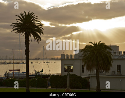 Melbourne Royal Yacht Club e il livello di dettaglio di Port Phillip Bay a St Kilda su una sera d'inverno Foto Stock