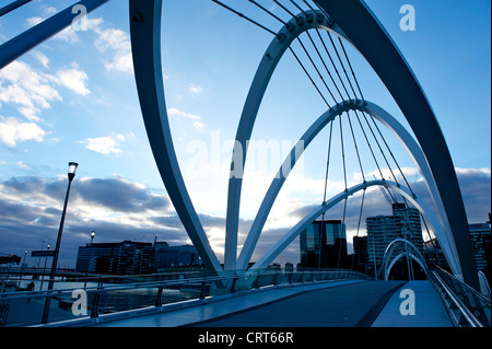 Ponte di gente di mare è la più recente attraversamento del fiume Yarra, collegando il Melbourne Convention Centre su Southwharf ai Docklands Foto Stock