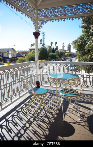 La vista dalla veranda di Mario's Palace Hotel su Argent Street con torre GPO in Broken Hill, Outback Nuovo Galles del Sud Foto Stock