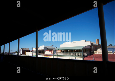 Vista dalla galleria / terrazza di Mario's Palace Hotel per le vie e sullo skyline di Argent Street, Broken Hill, Australia Foto Stock