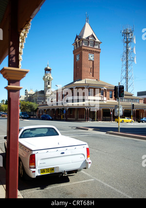 Centro Città con ute parcheggiato a Argent Street e la torre di GPO che domina lo skyline di Broken Hill, Outback NSW Foto Stock