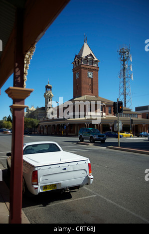 Centro Città con ute parcheggiato a Argent Street e la torre di GPO che domina lo skyline di Broken Hill, Outback NSW Foto Stock