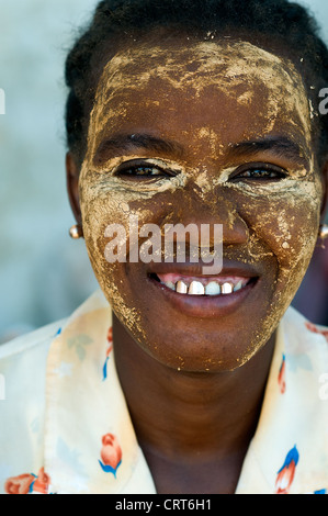 Donna con volto vernice, Mahajanga, Madagascar Foto Stock