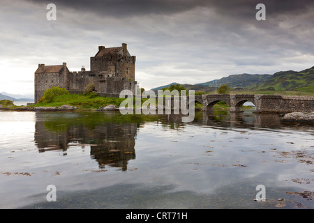 Eilean Donan Castle e Loch Duich, Dornie, regione delle Highlands, Scotland, Regno Unito Foto Stock