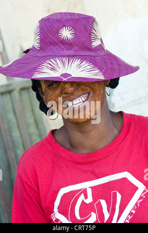 Donna con volto vernice, Mahajanga, Madagascar Foto Stock