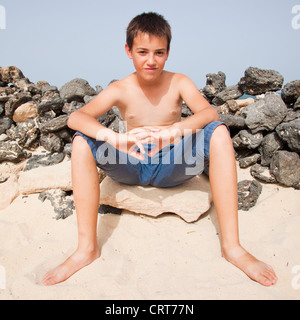 Pre-teen boy cercando di guardare raffreddare Foto Stock