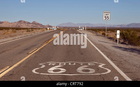 La storica Route 66 passa attraverso Amboy in California, Stati Uniti Foto Stock