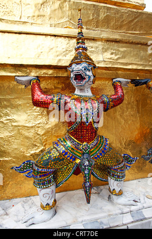 Brutto e grottesche maschere viso sul demone Yaksha statua in Grand Palace complesso, Wat Phra Kaew, Bangkok, Thailandia. Foto Stock