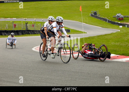 Para a ciclisti paralimpici giornata di allenamento a Brands Hatch, Kent, Regno Unito. Foto Stock