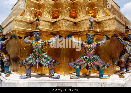 Brutto e grottesche maschere viso sul demone Yaksha statua in Grand Palace complesso, Wat Phra Kaew, Bangkok, Thailandia. Foto Stock