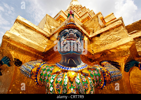 Brutto e grottesche maschere viso sul demone Yaksha statua in Grand Palace complesso, Wat Phra Kaew, Bangkok, Thailandia. Foto Stock