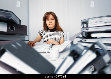 Business donna lavora in ufficio con i documenti contabili Foto Stock