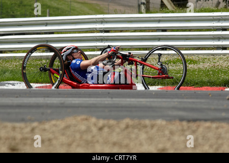 Para ciclista la formazione per le paralimpiadi di Londra a Brands Hatch, Giugno 2012. Foto Stock