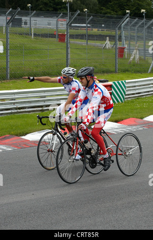 Para a ciclisti paralimpici giornata di allenamento a Brands Hatch, Kent, Regno Unito. Foto Stock