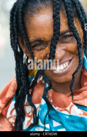 Donna con volto vernice, Mahajanga, Madagascar Foto Stock