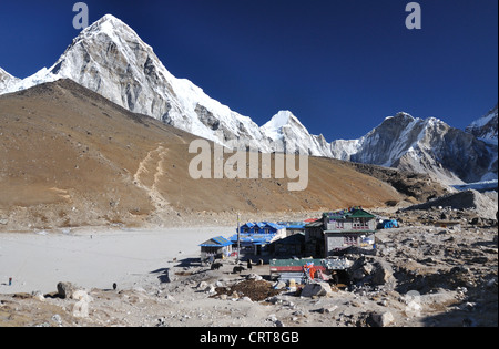 Gorak Shep e Kala Pattar in background. Nepal Himalaya. Foto Stock