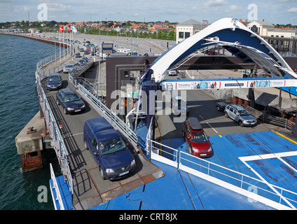 Le automobili e i veicoli guida a bordo del traghetto Scandlines M/V AURORA a Elsinore, Danimarca, per i venti minuti di passaggio per la Svezia Foto Stock