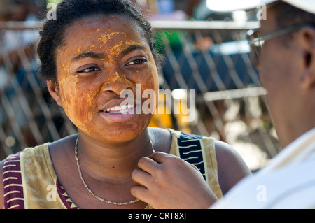 Donna con volto vernice, Mahajanga, Madagascar Foto Stock