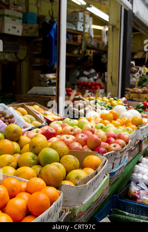 Frutta sul display al di fuori di un negozio nel villaggio di Brixton, Mercato di Brixton Foto Stock