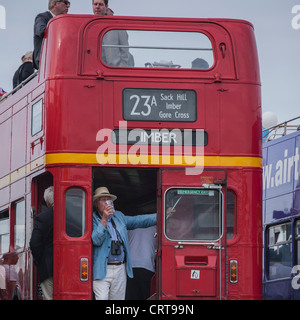 Epsom Derby agli spettatori del festival celebra su un bus di Londra Foto Stock