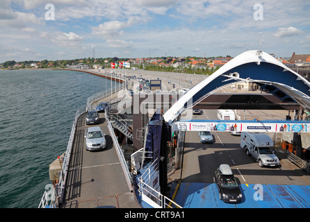 Le automobili e i veicoli guida a bordo del traghetto Scandlines M/V AURORA a Elsinore, Danimarca, per i venti minuti di passaggio per la Svezia Foto Stock