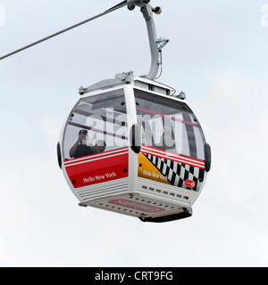 Emirates Air Line sponsorizzato servizio di cabinovia che attraversa il fiume Tamigi tra la penisola di Greenwich e Royal Docks Foto Stock