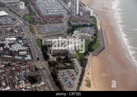 Vista aerea di Swansea Civic Center e County Hall, Oystermouth Road, Meridian Quay Swansea Marina Foto Stock