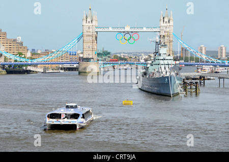 Il fiume Tamigi vista compresi HMS Belfast e il Tower Bridge con anelli olimpici Foto Stock