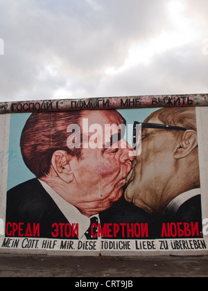 Brezhnev e Honecker dipinto sul muro di Berlino Foto Stock