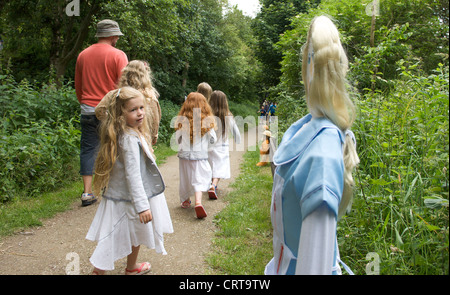 Blackpool Civic Society spaventapasseri festival. Bambina con capelli biondi guarda lo spaventapasseri con capelli biondi Foto Stock