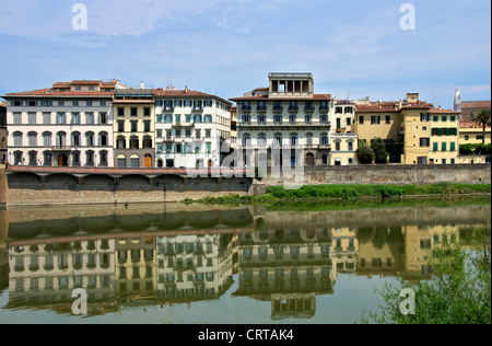 Le case e gli edifici lungo il fiume Arno Firenze Italia Foto Stock