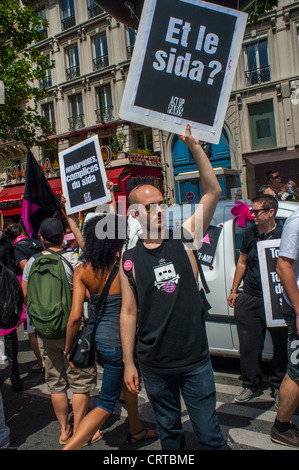 Parigi, Francia. Act Up paris, attivisti per l'AIDS che sfilano nel Gay Pride (LGBT) tenendo cartelli in strada, proteste, proteste per gli aiuti gay, poster ACT UP, proteste ACT UP AIDS, persone che tengono cartelli Pride Health Foto Stock