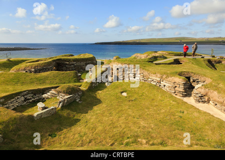 Gli scavi delle antiche abitazioni preistoriche nel villaggio neolitico di Skara Brae dalla baia di Skaill Isole Orcadi Scozia UK Foto Stock