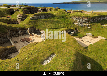 Gli scavi delle antiche abitazioni preistoriche nel villaggio neolitico di Skara Brae dalla baia di Skaill Isole Orcadi Scozia UK Foto Stock