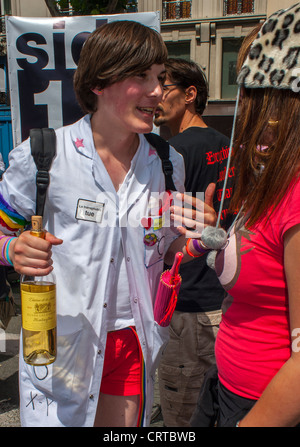 Parigi, Francia, gruppo di persone, ragazzi francesi che bevono alcolici in Public Street a Gay Pride (LGBT) bottiglia di vino di Parigi, alcol salute pubblica Foto Stock