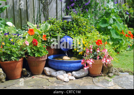 Solare Giardino funzione acqua Vaso blu da piante in vaso REGNO UNITO Foto Stock