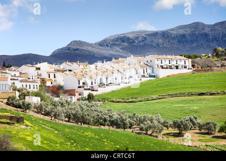 Residential real estate development nella città di Ronda, nuovo appartamento case su una delle verdi colline di Andalusia, Spagna. Foto Stock