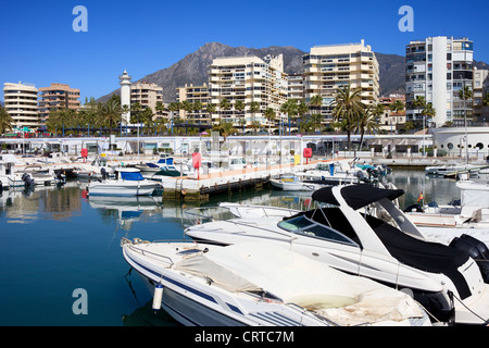 Porto di resort città di Marbella, famosa destinazione di vacanza nel sud della Spagna, Andalusia regione, provincia di Malaga. Foto Stock