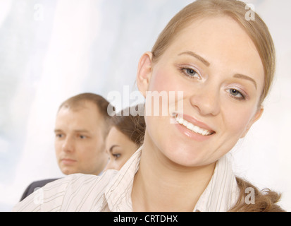 Gruppo di business di successo di colleghi in un incontro insieme a Office, con la messa a fuoco su un giovane dirigente aziendale Foto Stock