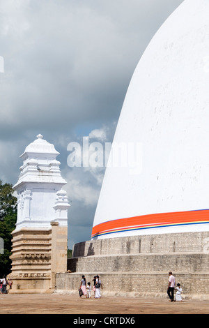 Famiglia circumnavigando Ruvanvelisaya Dagoba in Anuradhapura, Sri Lanka Foto Stock