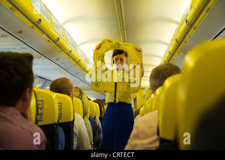 Equipaggio di cabina a bordo di un volo Ryanair in dimostrazione di sicurezza Foto Stock