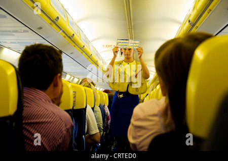 Equipaggio di cabina a bordo di un volo Ryanair in dimostrazione di sicurezza Foto Stock