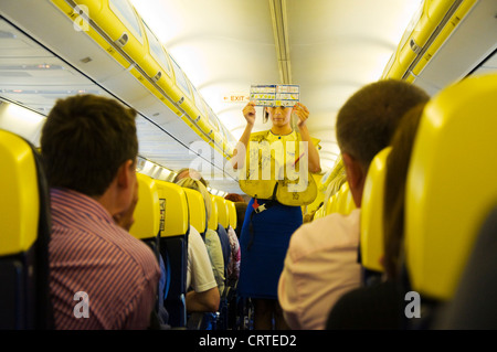 Equipaggio di cabina a bordo di una Ryanair in dimostrazione di sicurezza Foto Stock