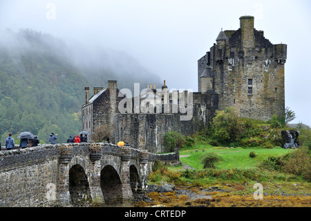 Foschia mattutina. Eilean Donan Castle, Scozia Foto Stock